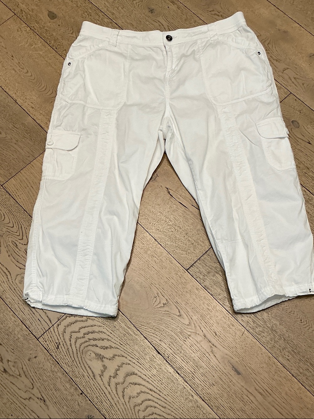 Woman’s Style & Co. white capri pants. Size 14. Pockets. Drawstring hem. Cute!